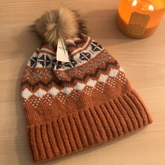 ๐ Aerie-Taille Unique Faux Fur Hat - Picture 2 of 5